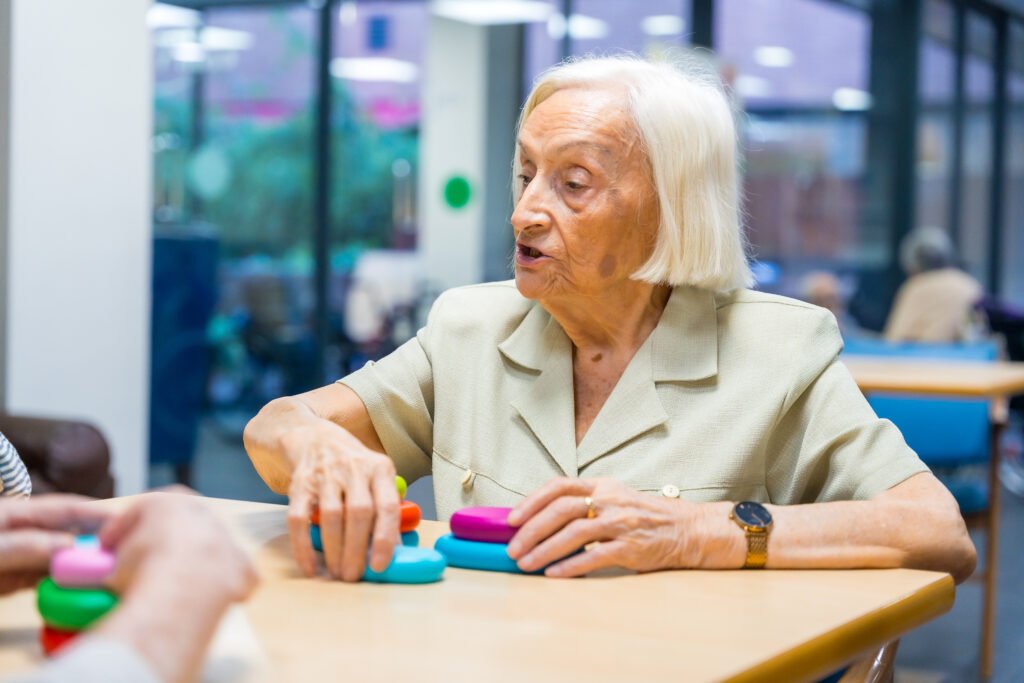 Seniorin bei einem kognitiven Aktivierungsspiel in Gelsenkirchen